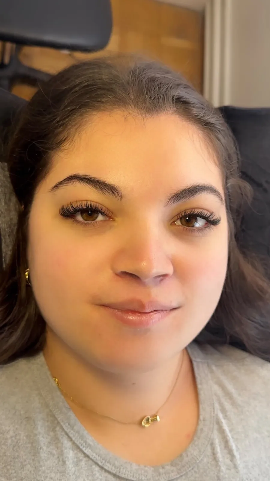 Résultat naturel d'extension de cils chez JST Beauty.