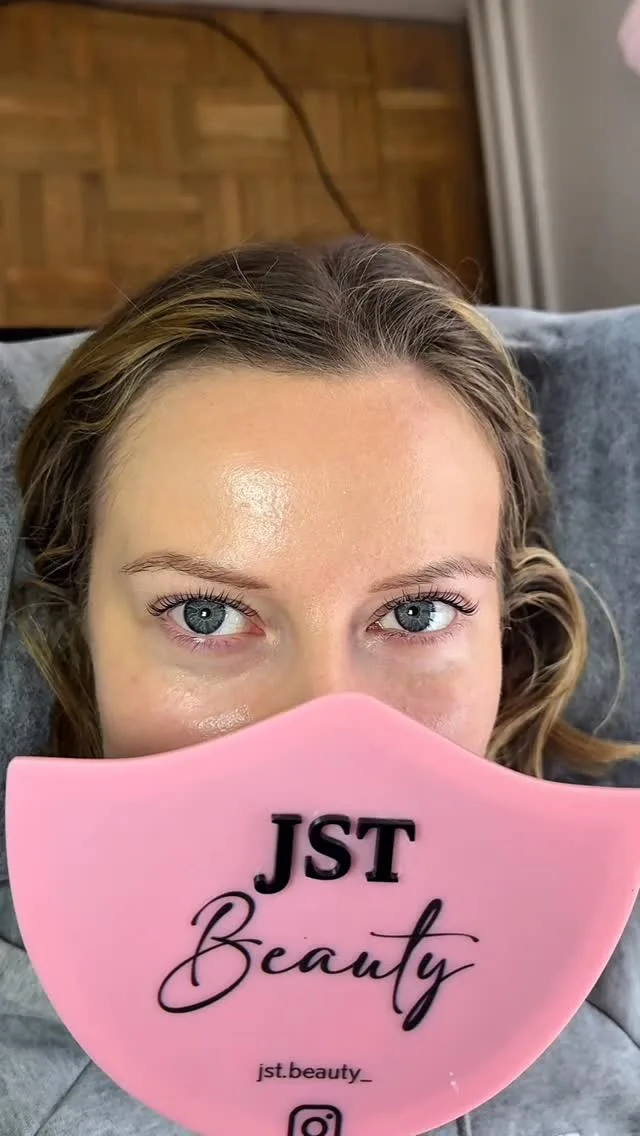 Regard naturel après une pose de cils chez JST Beauty.