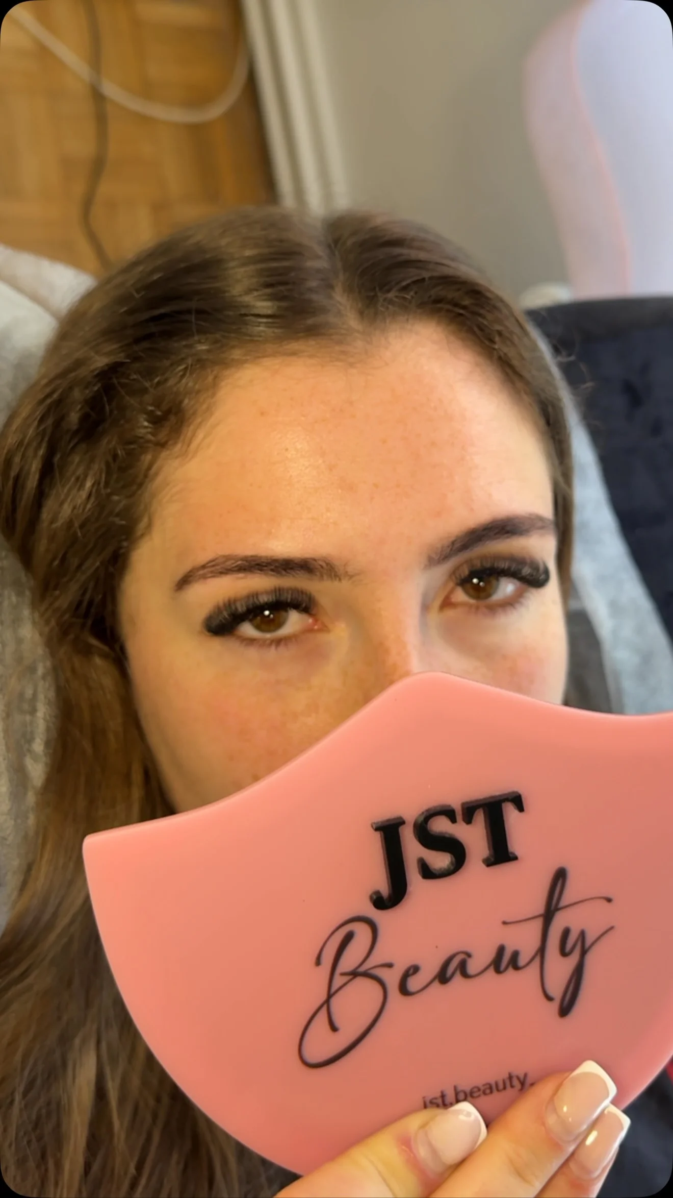 Résultat naturel d'une extension de cils chez JST Beauty.